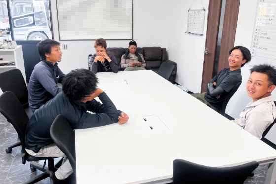 会話している社員