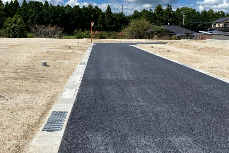 アスファルト舗装した道路のイメージ